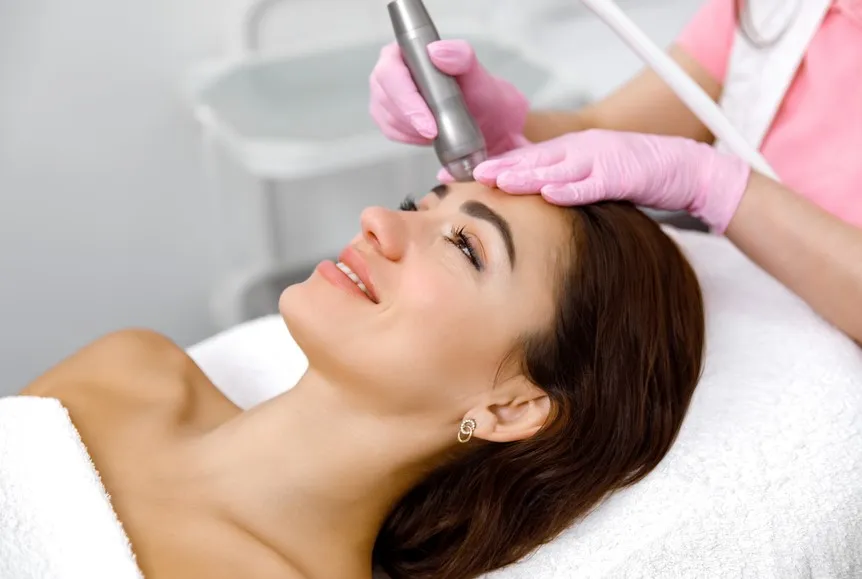 Zdjęcie Peeling kawitacyjny czy mikrodermabrazja - co wybrać dla swojej skóry?