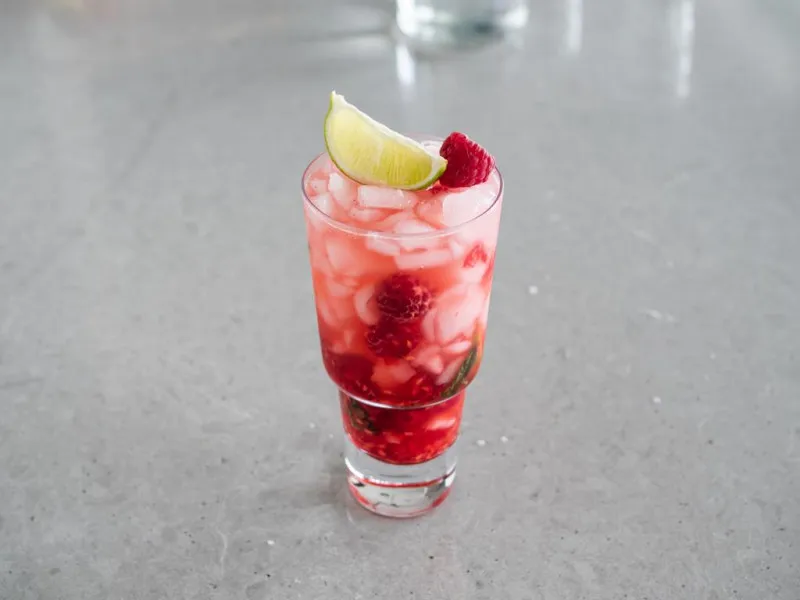 Zdjęcie Najlepsze przepisy na malinowy drink, który zachwyci Twoich gości