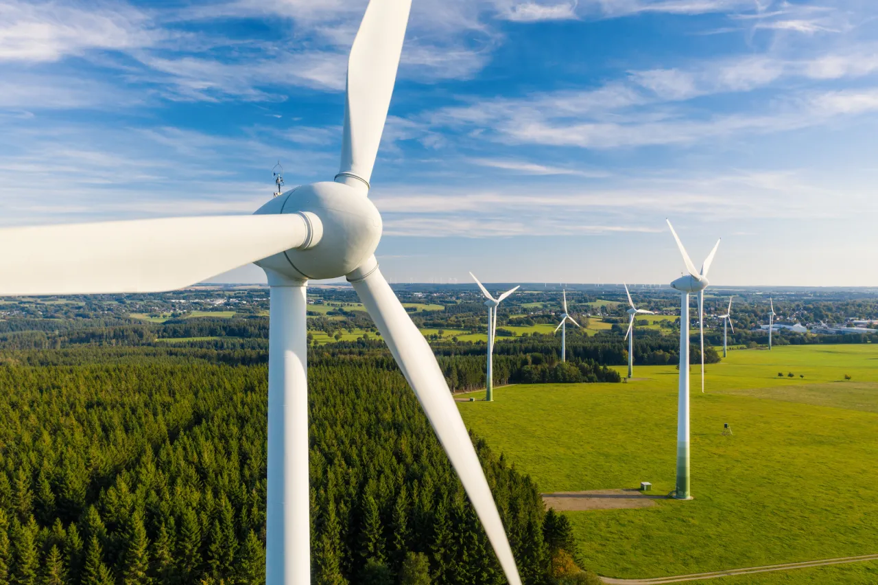 Zdjęcie Turbina wiatrowa z magazynem energii – zyskaj niezależność energetyczną
