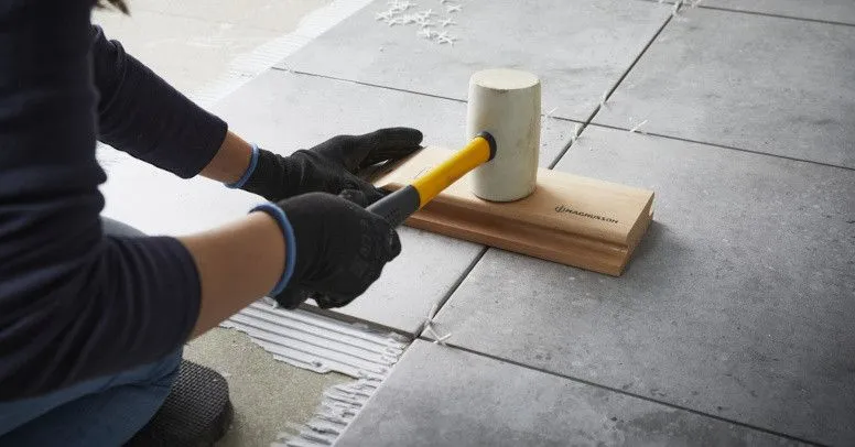 Zdjęcie Jak położyć kafelki bez błędów - sprawdzone kroki i porady