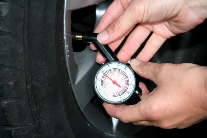 Zdjęcie Jakie ciśnienie w oponach jest bezpieczne? Uniknij problemów i zadbaj o auto!