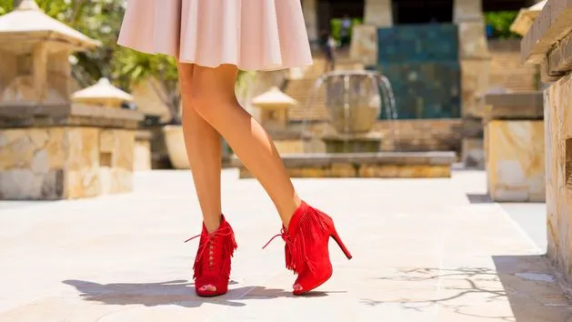 Zdjęcie Czerwone sandały stylizacje: jak stworzyć wyjątkowe outfity na każdą okazję