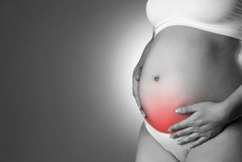 Zdjęcie Bóle jak na okres w ciąży: przyczyny i kiedy zgłosić się do lekarza