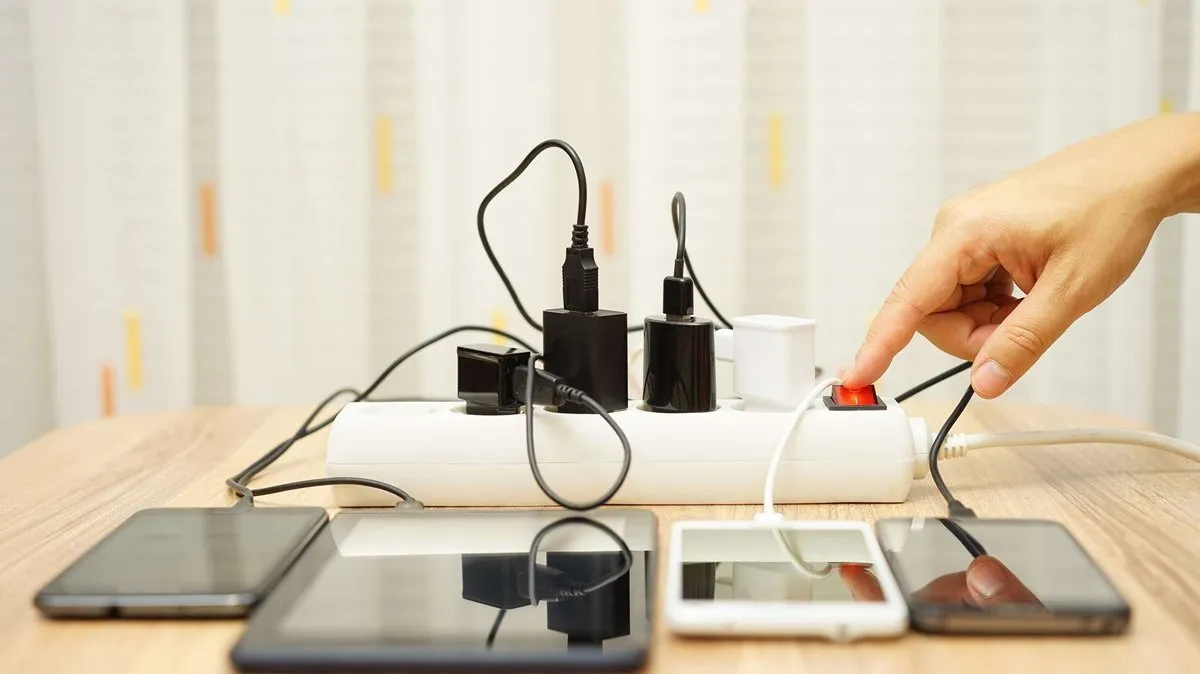 Zdjęcie Czy podłączona ładowarka pobiera prąd? Sprawdź, ile tracisz energii
