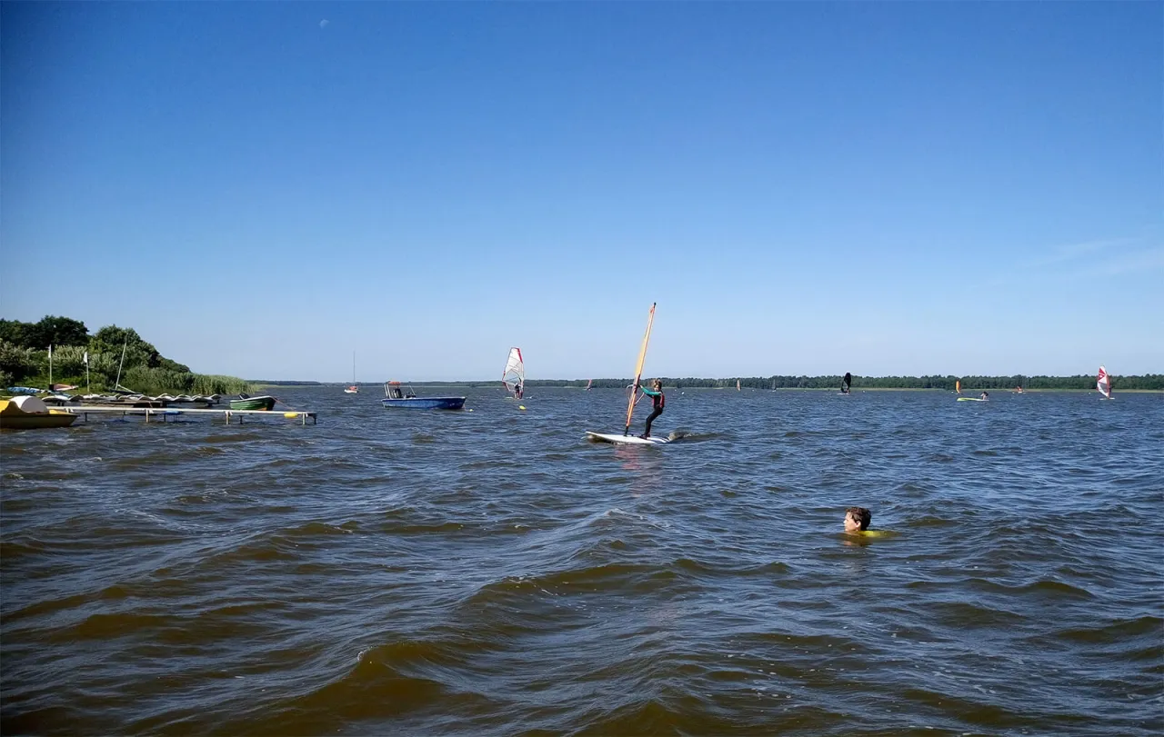 Zdjęcie Gdzie na windsurfing zimą? Odkryj najlepsze miejsca z idealnymi warunkami