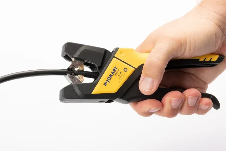 Zdjęcie Jaki ściągacz izolacji wybrać, aby uniknąć problemów przy pracy?