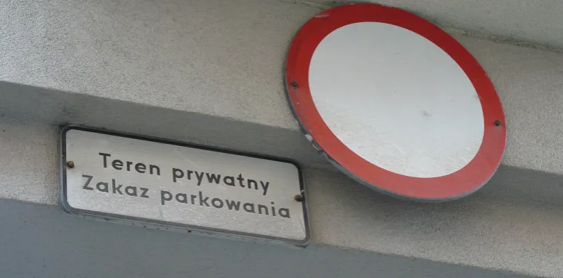 Zdjęcie Kiedy policja może wjechać na teren prywatny: poznaj swoje prawa i przepisy