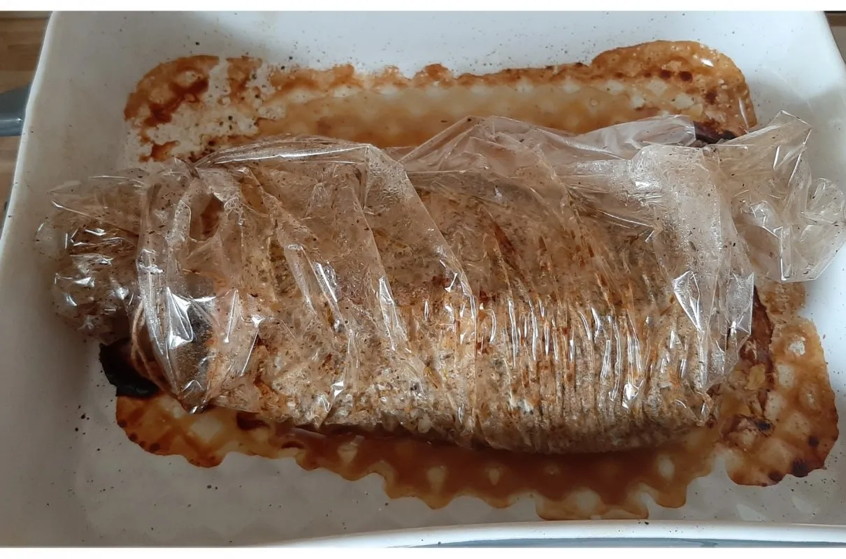 Zdjęcie W jakiej temperaturze piec schab w rękawie, aby nie był suchy?