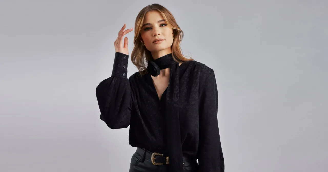 Zdjęcie Stylowy outfit na wigilię firmową. Unikaj wpadek i błyszczaj profesjonalizmem