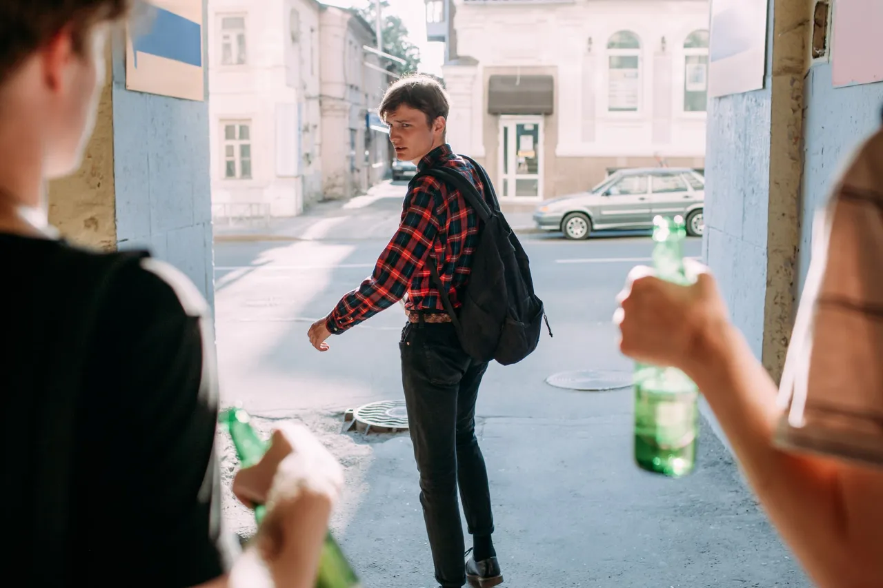 Zdjęcie Czy picie alkoholu przez nieletnich jest karalne? Poznaj konsekwencje