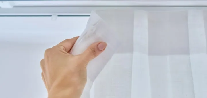 Zdjęcie Ile agrafek na metr karnisza? Klucz do idealnego zawieszenia zasłon