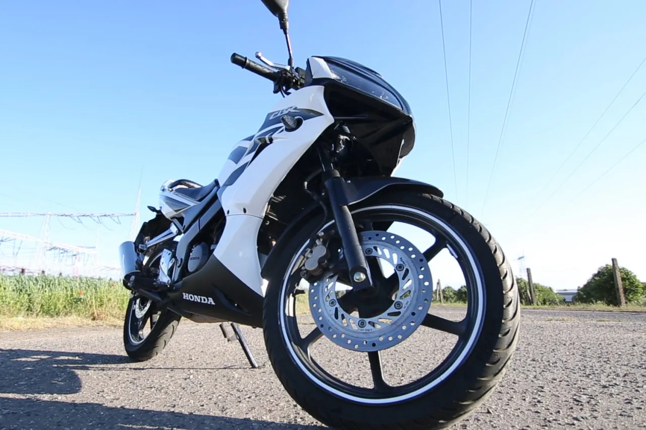 Zdjęcie Honda CBR 125 pojemność baku - ile litrów paliwa naprawdę ma?