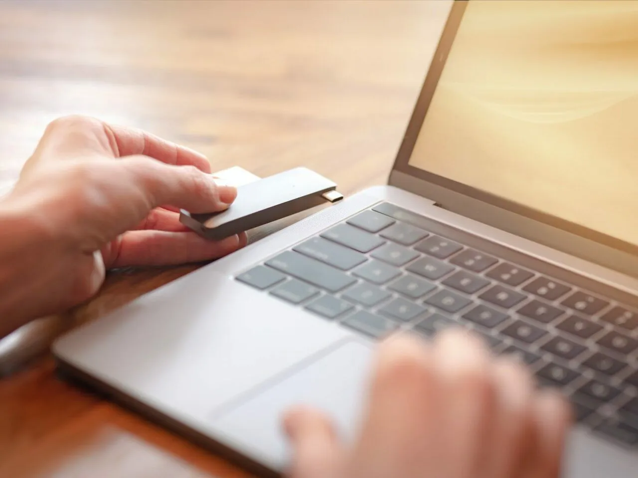 Zdjęcie Pendrive czy dysk zewnętrzny – który wybór ochroni Twoje dane?