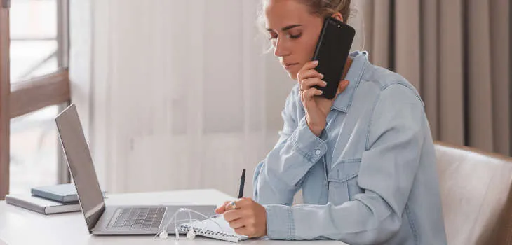 Zdjęcie Jak zacząć rozmowę o pracę przez telefon i uniknąć stresu?