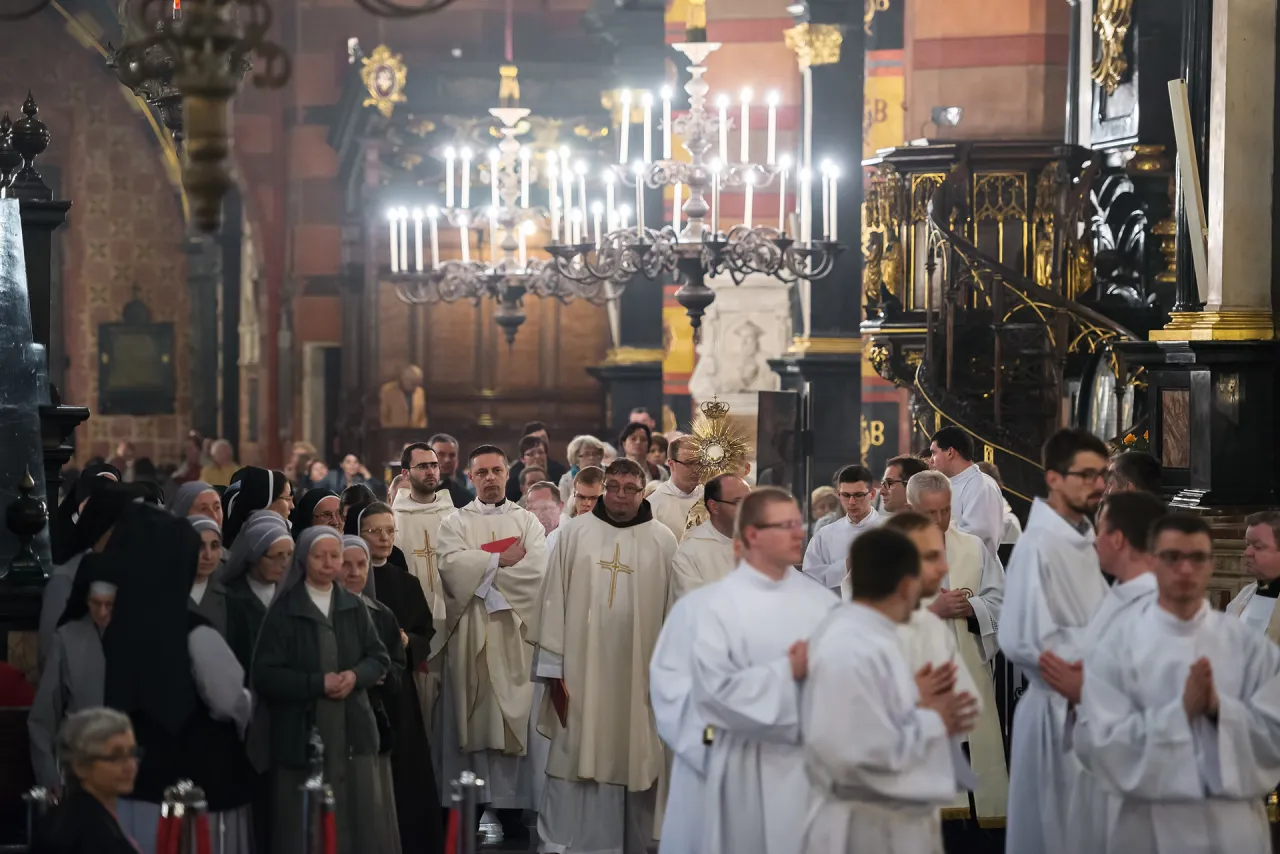 Zdjęcie Msze w Bazylice Mariackiej: kiedy warto przyjść? Rozkład i rady