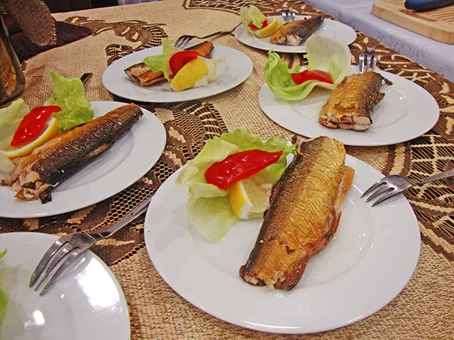 świeża ryba mazurska na talerzu Mikołajki