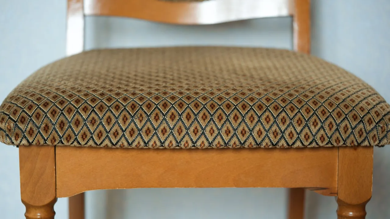 Szycie tunelu na gumkę w pokrowcu na krzesło