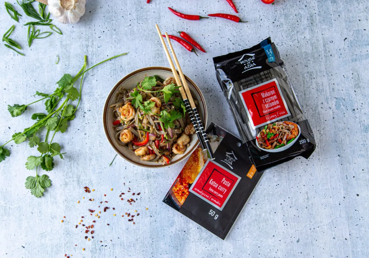 Makaron ryżowy z czarnym sezamem i krewetkami, gotowy do przygotowania według przepis&oacute;w House of Asia.