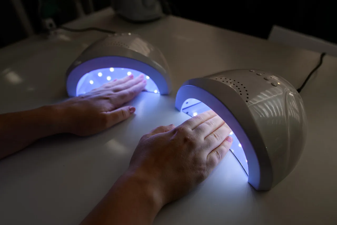 lampa uv led do paznokci dłonie ochrona