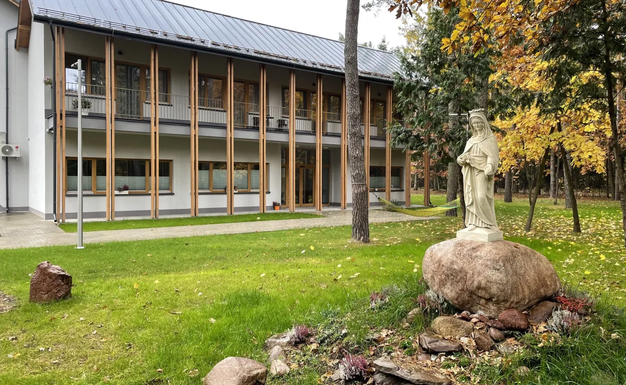 Dom Opieki Feniks Otwock budynek z zewnątrz