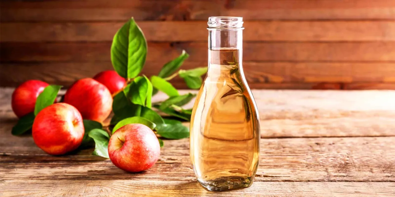 r&oacute;żne rodzaje oct&oacute;w i cytryny