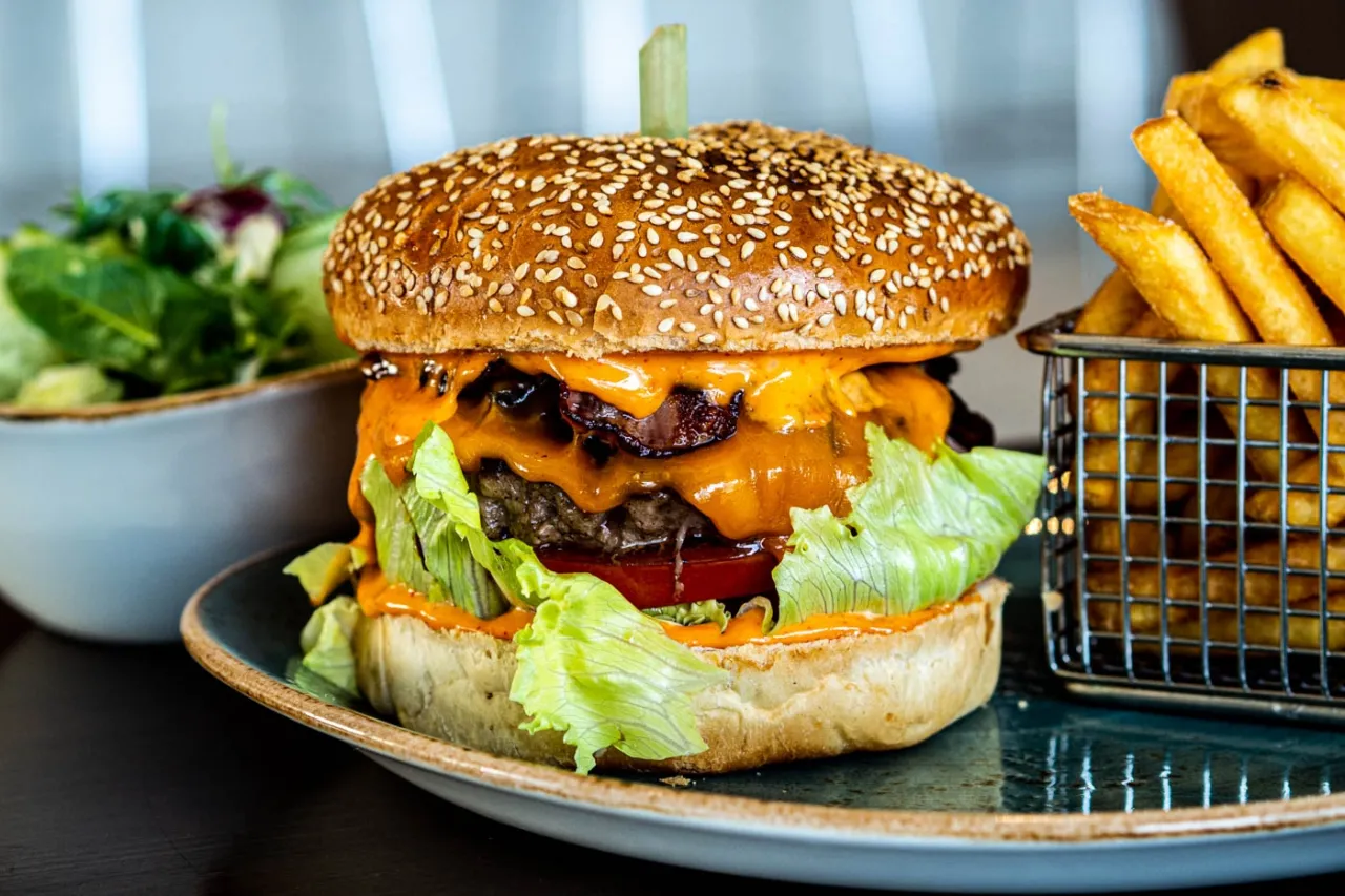 rozłożony burger składniki