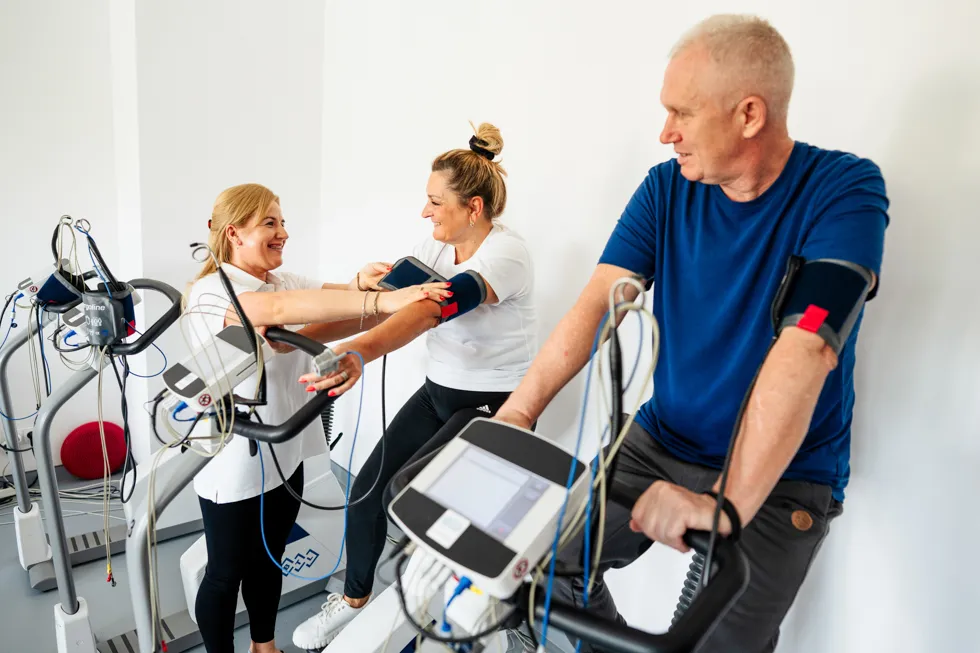 Pacjent ćwiczący rehabilitację kardiologiczną