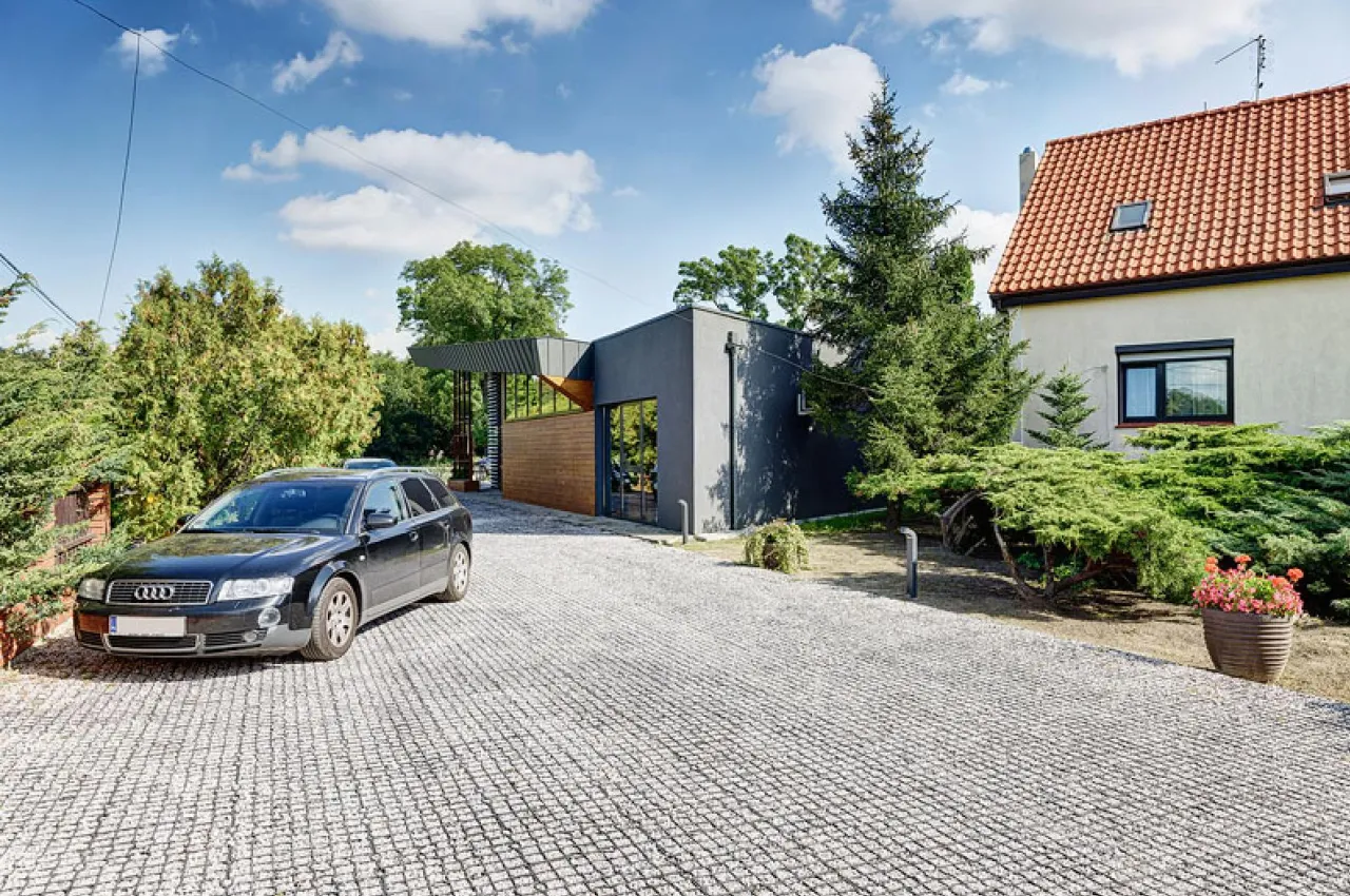 geokrata wypełniona kruszywem na podjeździe