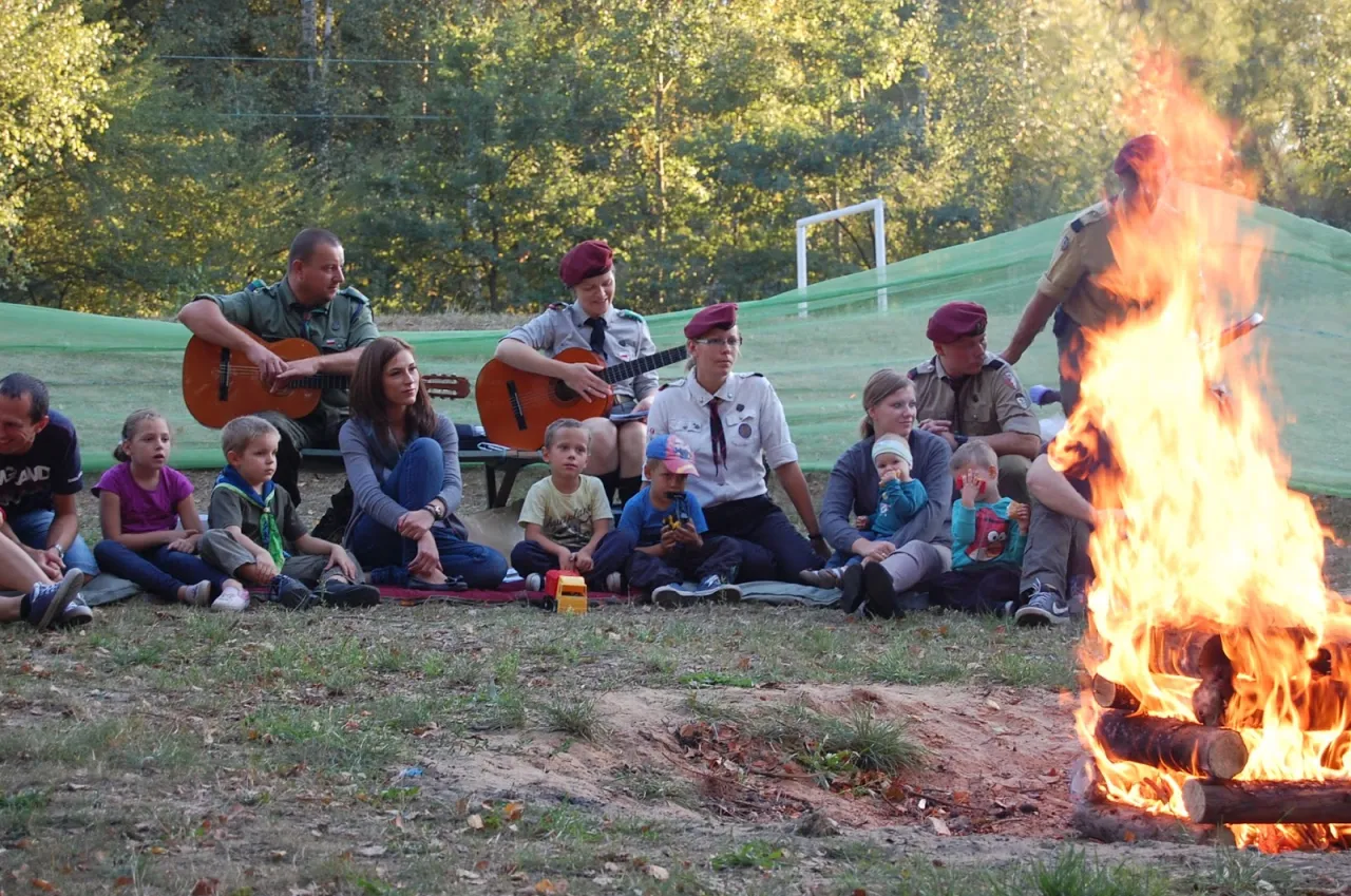 Ognisko i gitary tworzą atmosferę jak z piosenki