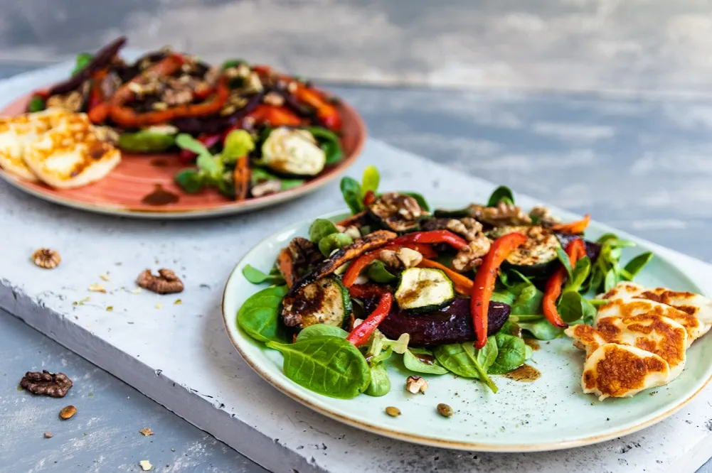 Grillowany ser halloumi w sałatce z warzywami