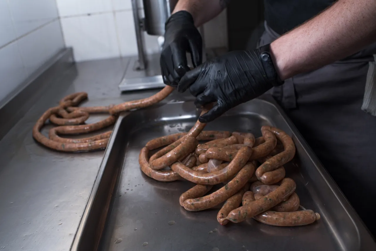 jak zawiesić kiełbasę do wędzenia