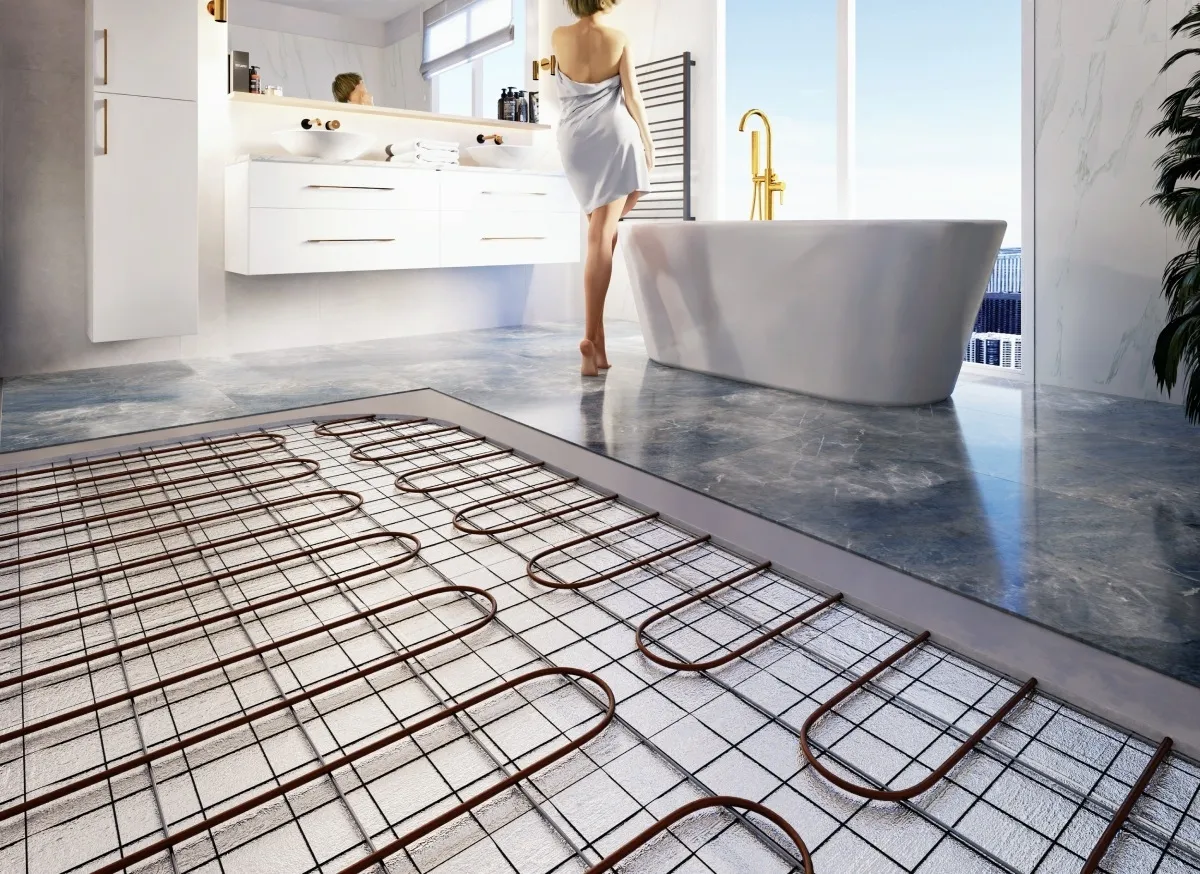 Instalacja ogrzewania podłogowego w bloku. Nowoczesna łazienka z wanną i umywalkami, przygotowana do wykończenia podłogi.