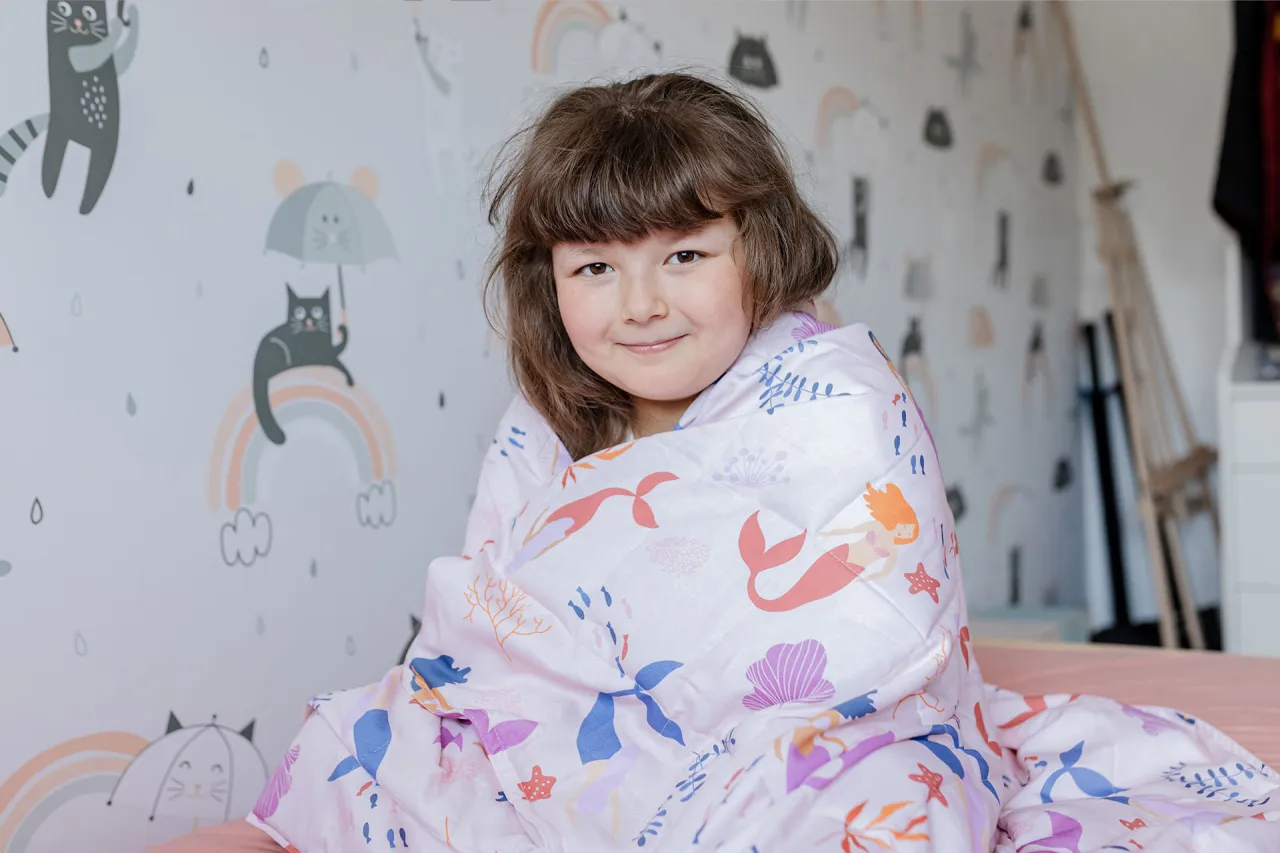 dziecko w bezpiecznej przestrzeni, koc obciążeniowy, spok&oacute;j