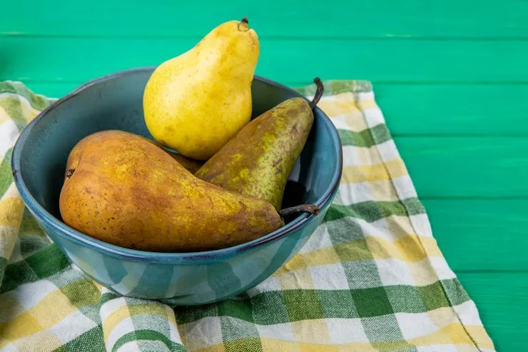 świeże gruszki na stole