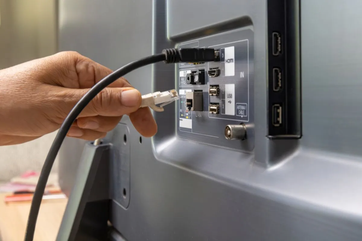 kabel ethernet podłączony do telewizora