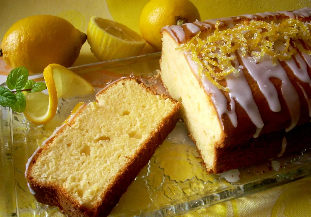 Ciasto mocno cytrynowe przepis: puszysty keks z lukrem i skórką cytrynową, ozdobiony miętą i cytryną.