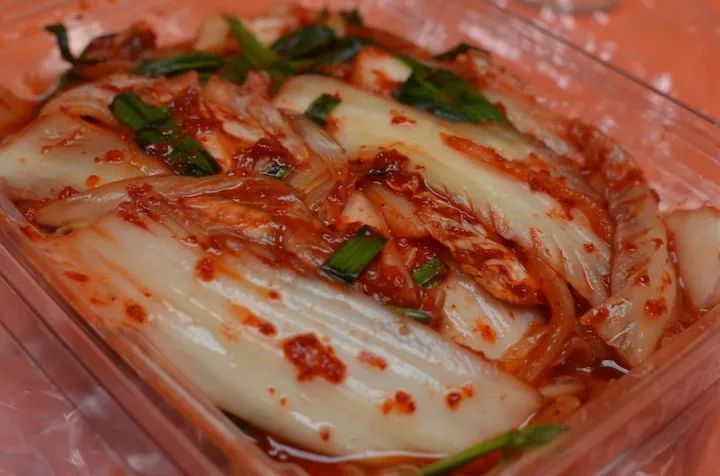 różne rodzaje kimchi o różnej ostrości