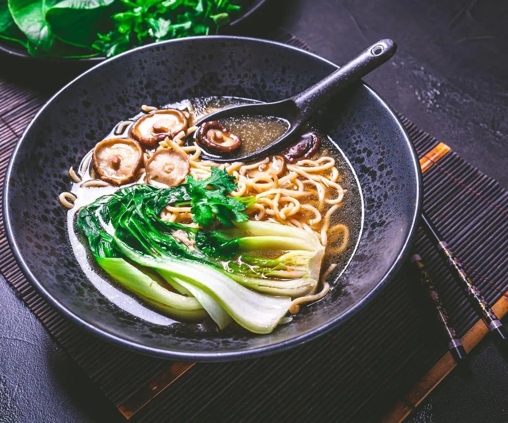 egzotyczne zupy na obiad, ramen, tajska zupa