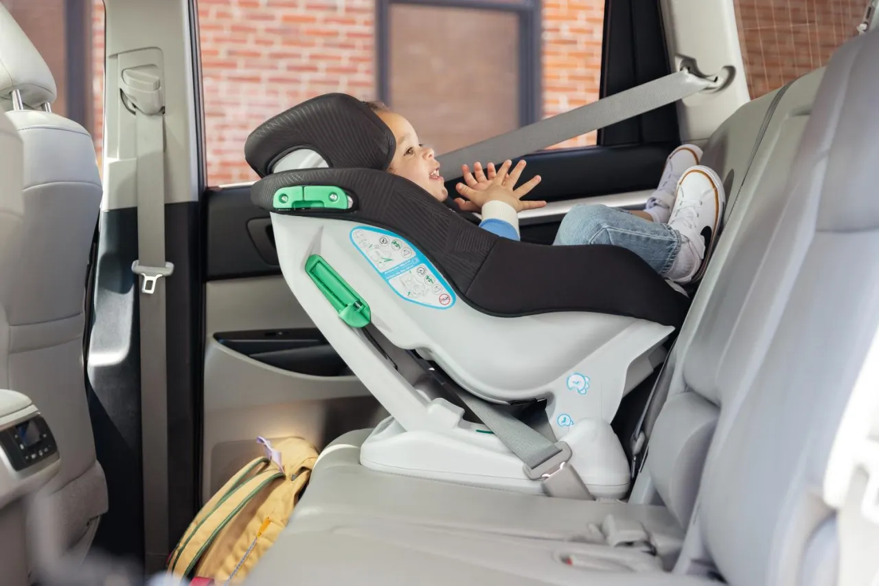 Prawidłowy montaż fotelika samochodowego dla niemowlaka ISOFIX i pasy