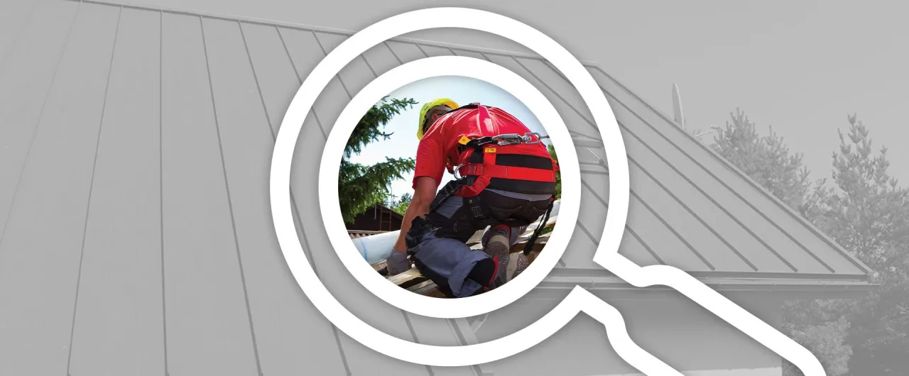 dekarz na dachu montujący pokrycie