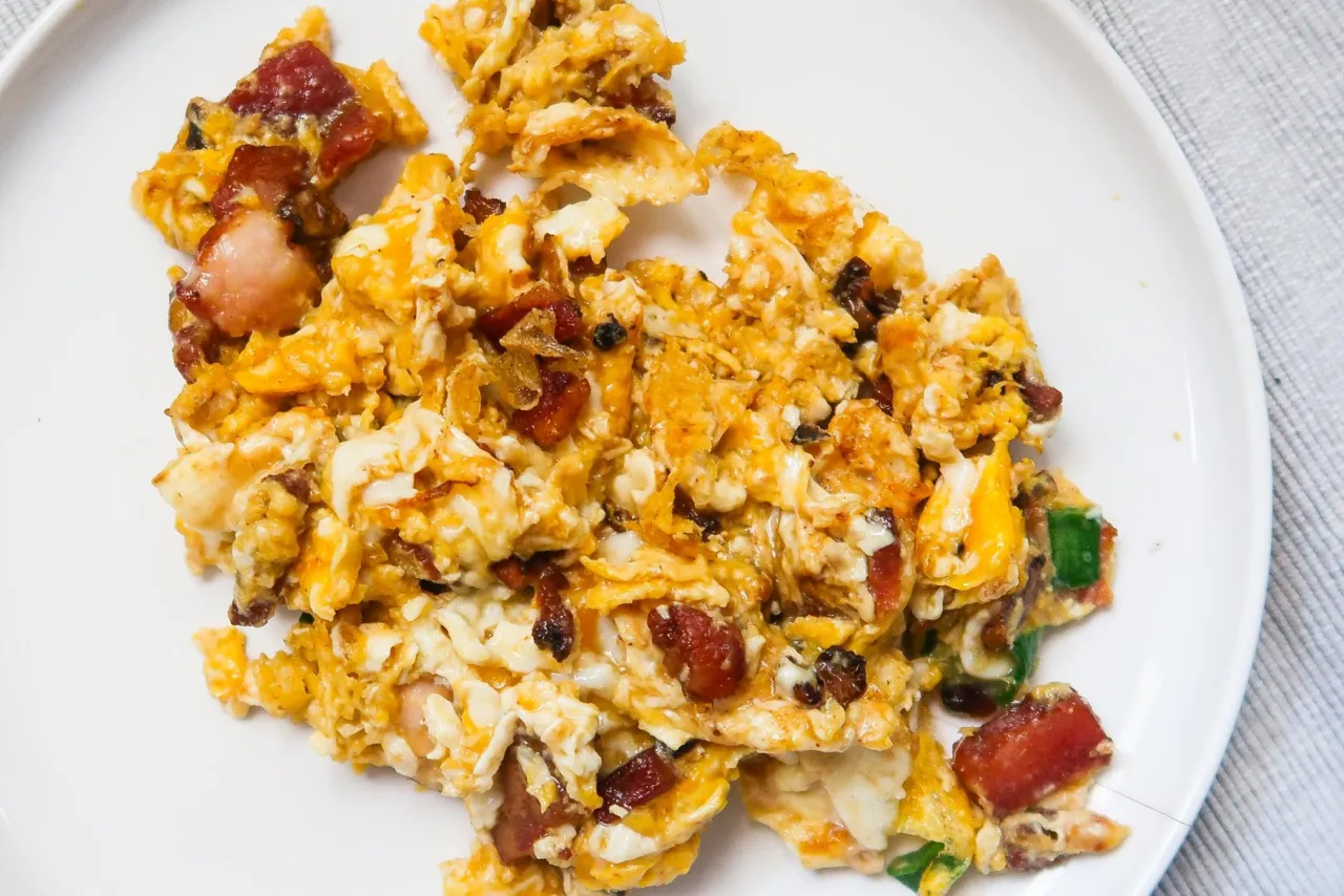 jajecznica z boczkiem na patelni