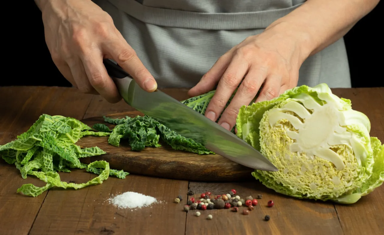 Wirsingkopf schneiden und vorbereiten