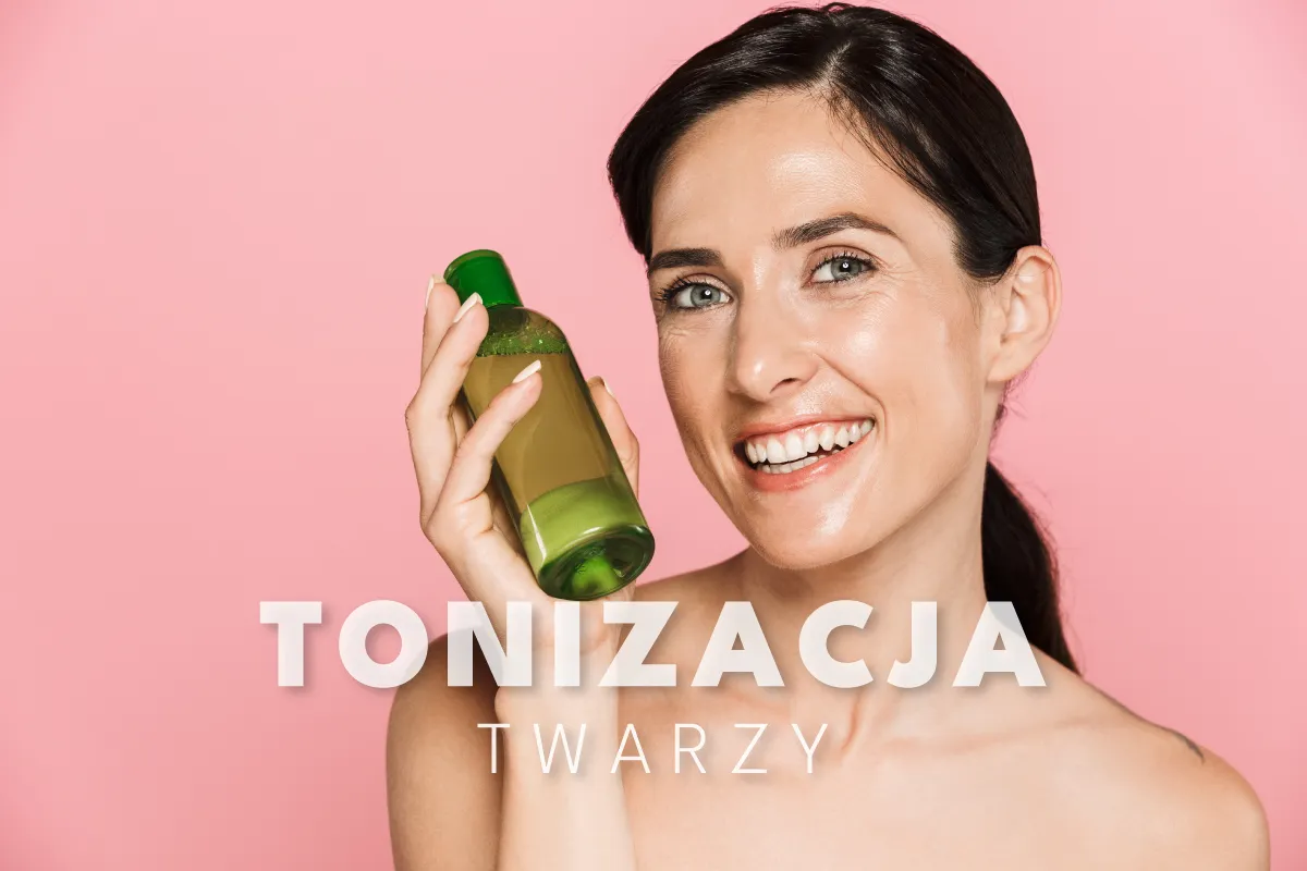 Tonik do twarzy na dłoniach