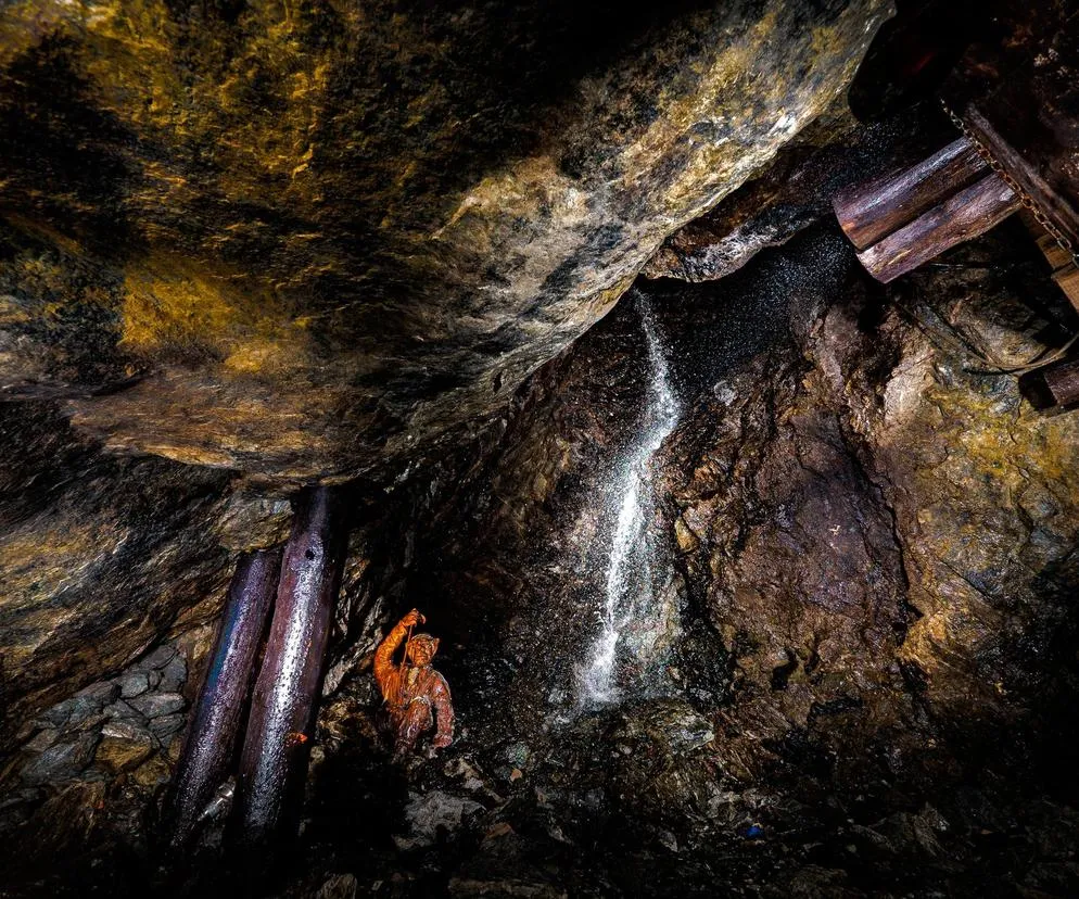 Wnętrze Kopalni Złota w Złotym Stoku, podziemny wodospad