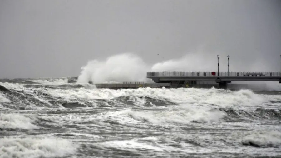 sztorm Bałtyk fale niebezpieczeństwo
