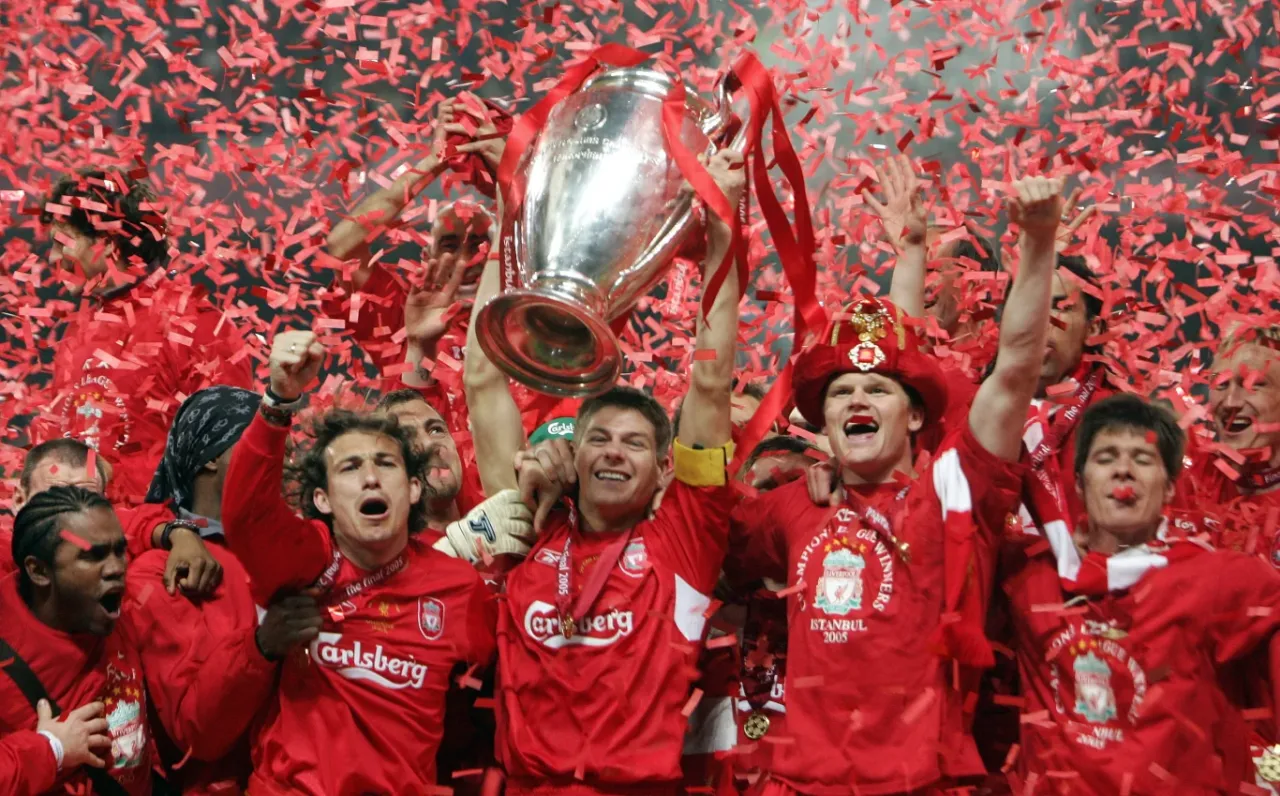 Piłkarze Liverpoolu świętują zdobycie Pucharu Ligi Mistrz&oacute;w w 2005 roku. To był ich piąty triumf, a ile razy Liverpool wygrał Ligę Mistrz&oacute;w? Odpowiedź brzmi: pięć razy!