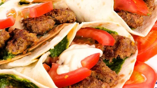 r&oacute;żne rodzaje kebab&oacute;w w bułce i tortilli