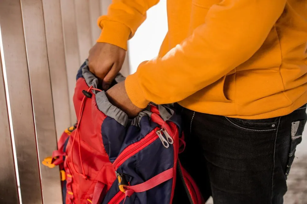 przygotowanie plecaka do prania, opróżnianie plecaka, zabezpieczanie zamków