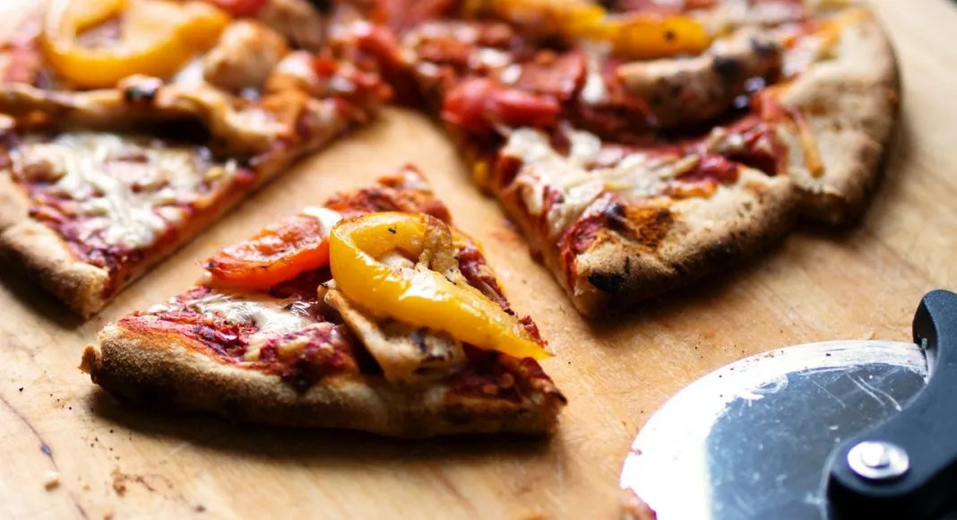 por&oacute;wnanie pizzy mrożonej domowej z pizzerii