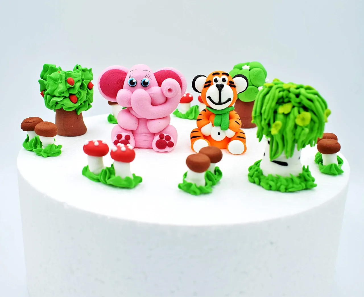 trendy figurki na tort minimalistyczne bajkowe zwierzęta